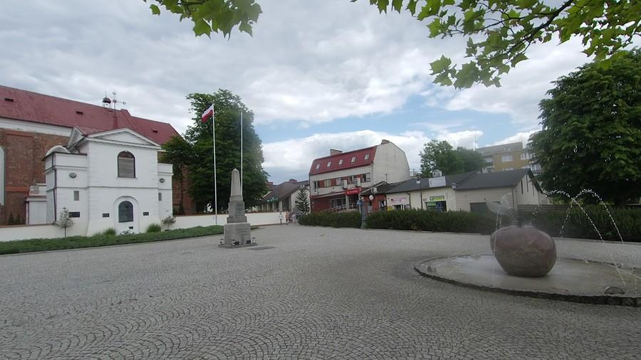 Plac centralny z pomnikiem jabłka
