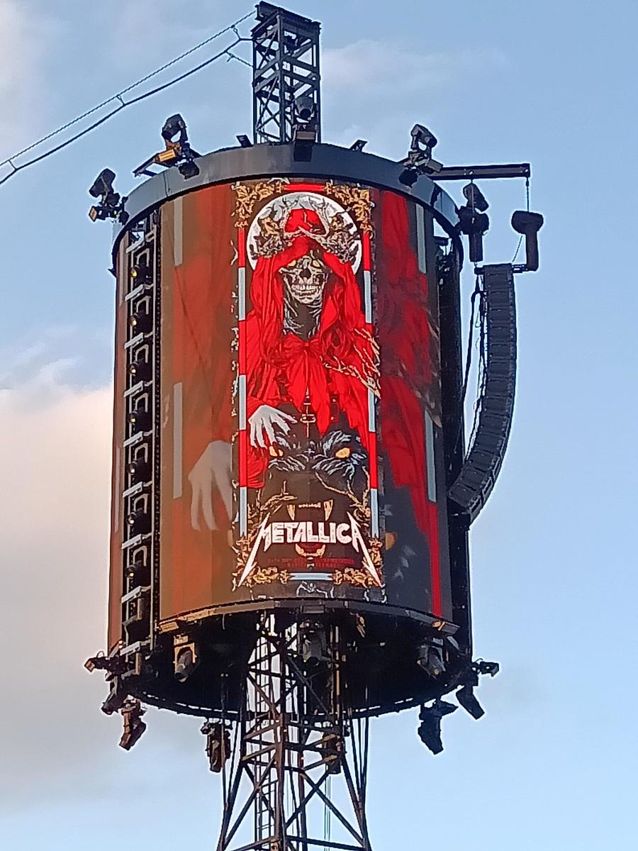 Telebim z okolicznościowym plakatem.