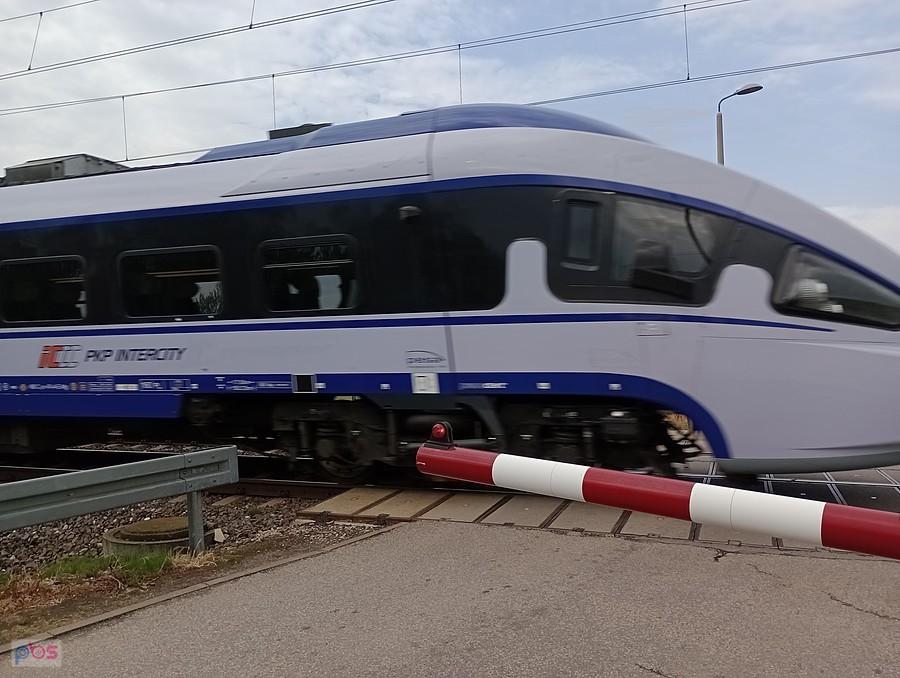 Pendolino na przejeździe na Królowej Bony