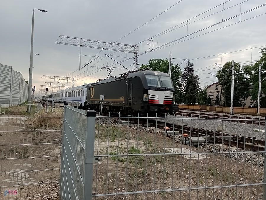 Pociąg na przejeździe w Ożarowie Mazowieckim