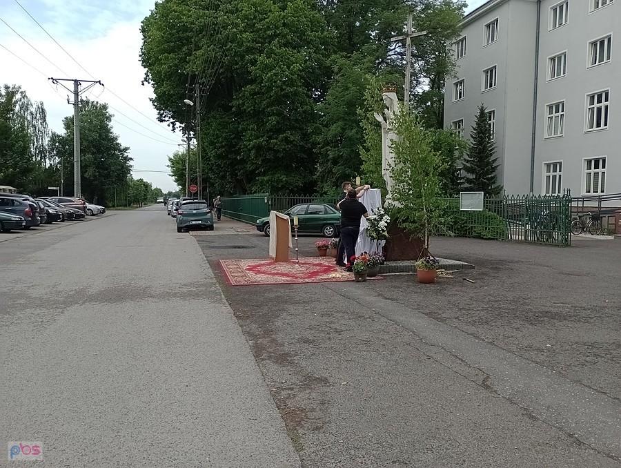 Przygotowanie ołtarza na procesję. Dziś Boże Ciało