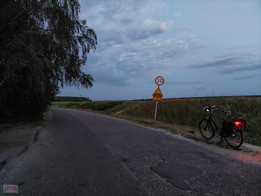 Droga wzdłuż zbiornika wodnego w Poraju