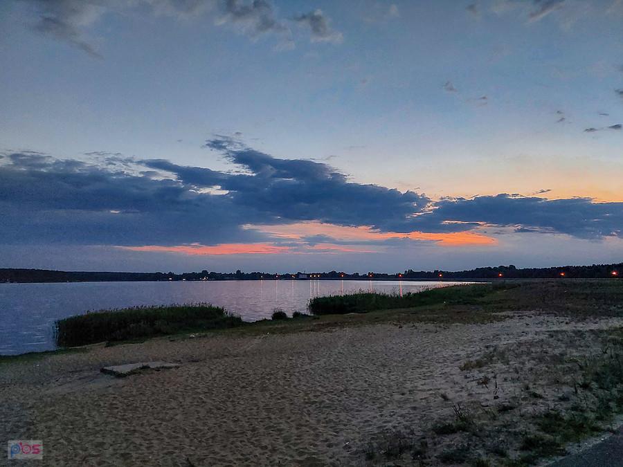 Widok ze wschodniego brzegu zbiornika w Poraju