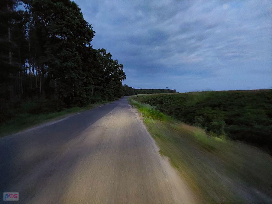 Droga wzdłuż zbiornika wodnego w Poraju