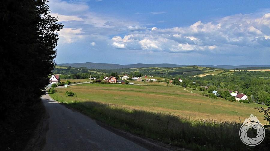 rzut oka na wioskę (Końskie) z połowy podjazdu pod lasem