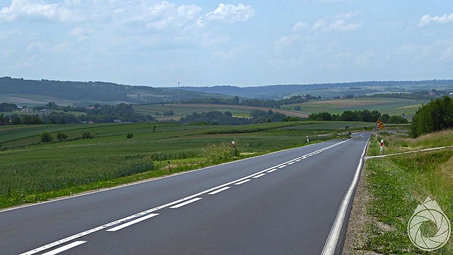 pofalowane drogi między polami na południe od Przeworska