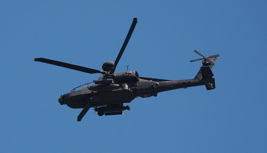 Boeing AH-64 Apache nad moim ogrodem