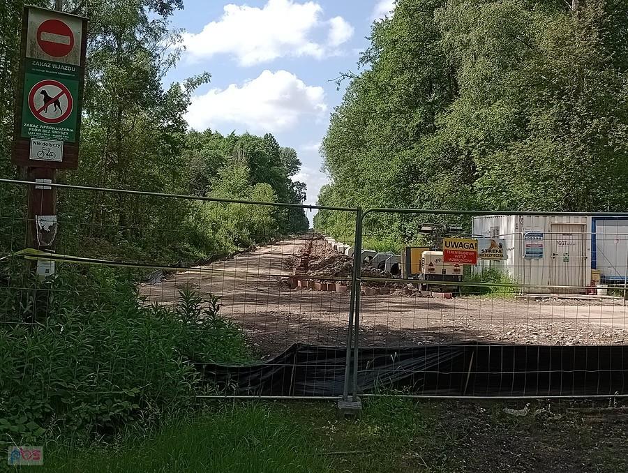 Zamknięta droga przez las dziś z drugiej strony
