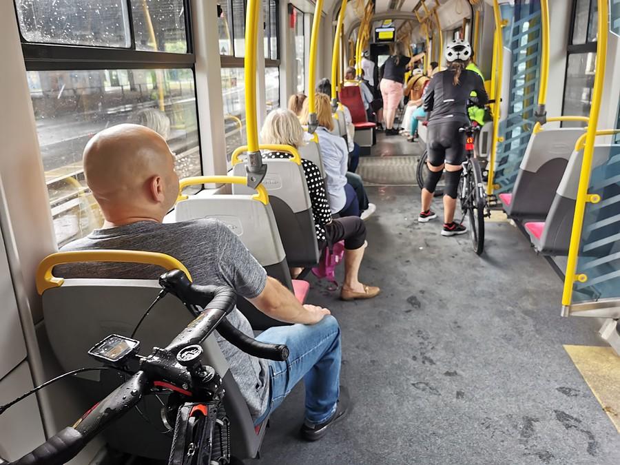 Rowerzyści na wycieczce tramwajem