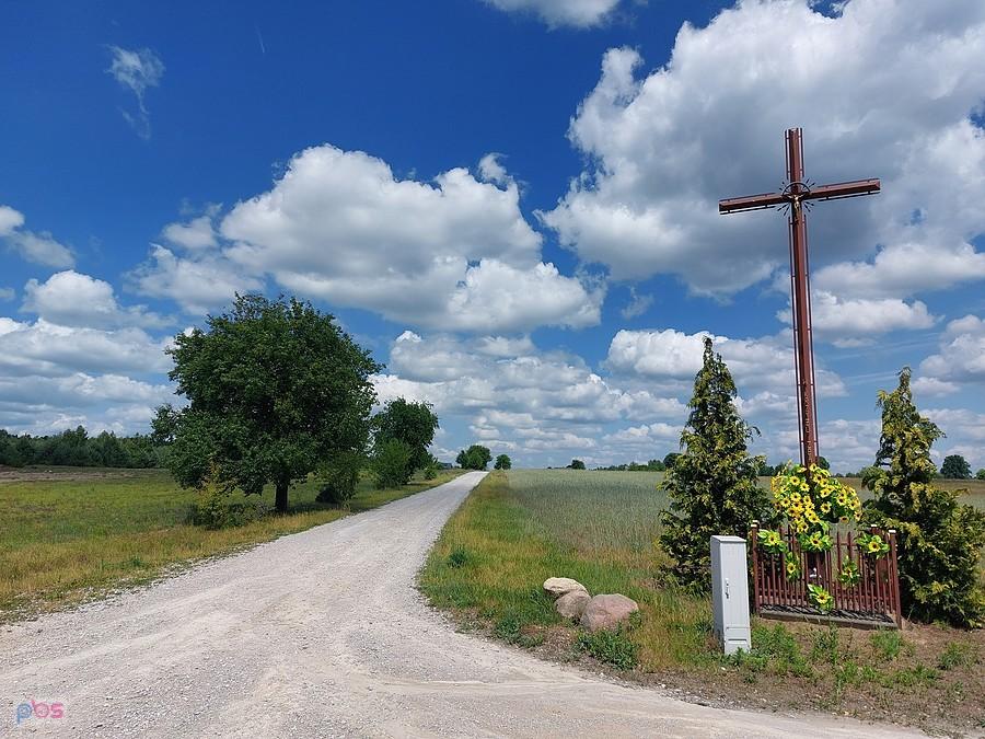 Przydrożny krzyż w Brzustowie