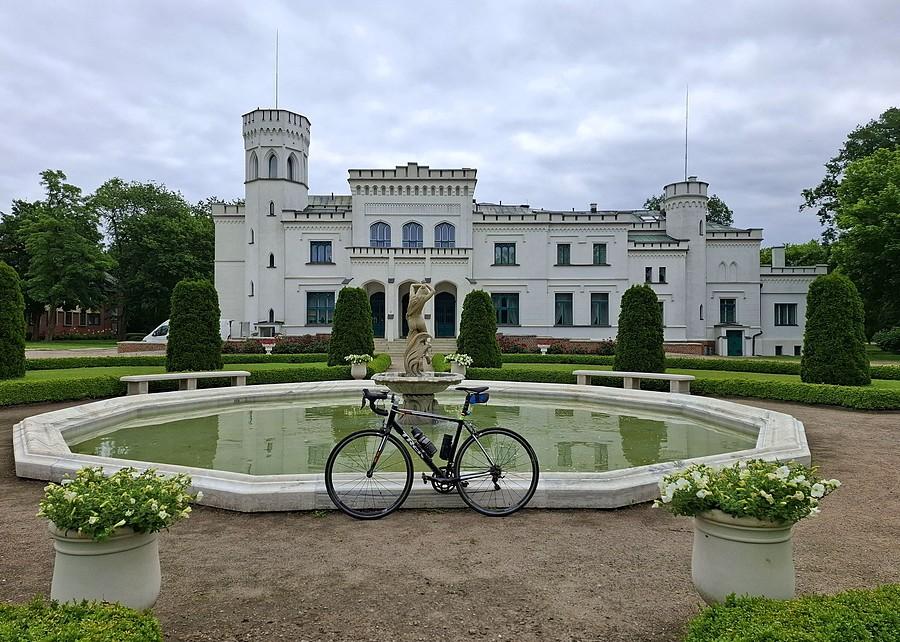 Pod pałacem w Będlewie