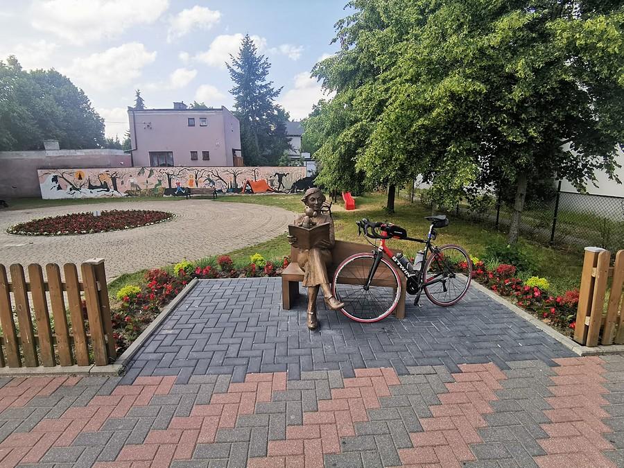 Ławeczka Pani Marii w Łomiankach