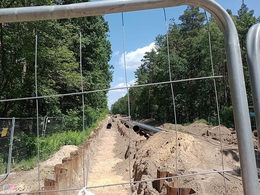 Tu jednak znowu kładą rury