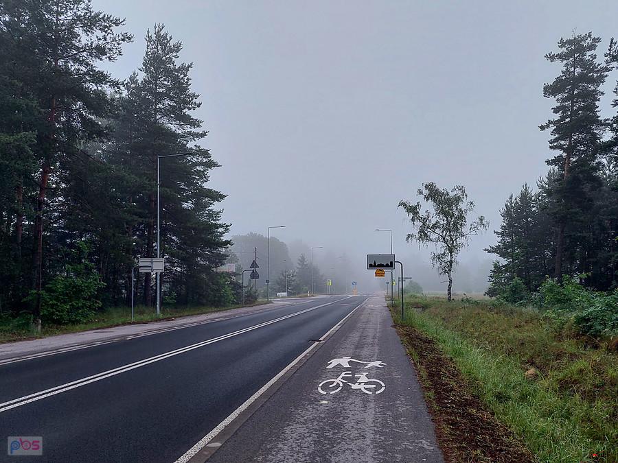 Poranna droga DW 791 w miejscowości Masłońskie - godzina 4:52.