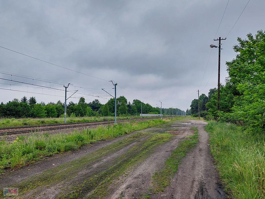 Droga wzdłuż torów kolejowych linii D29-1 w Poraju