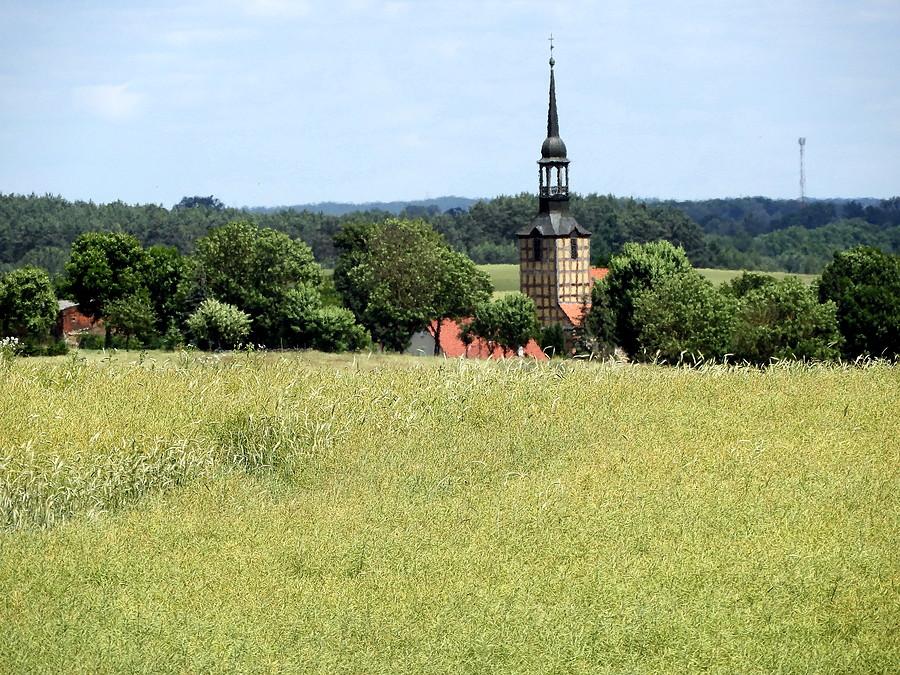 W głębi kościół w Schwennenz.