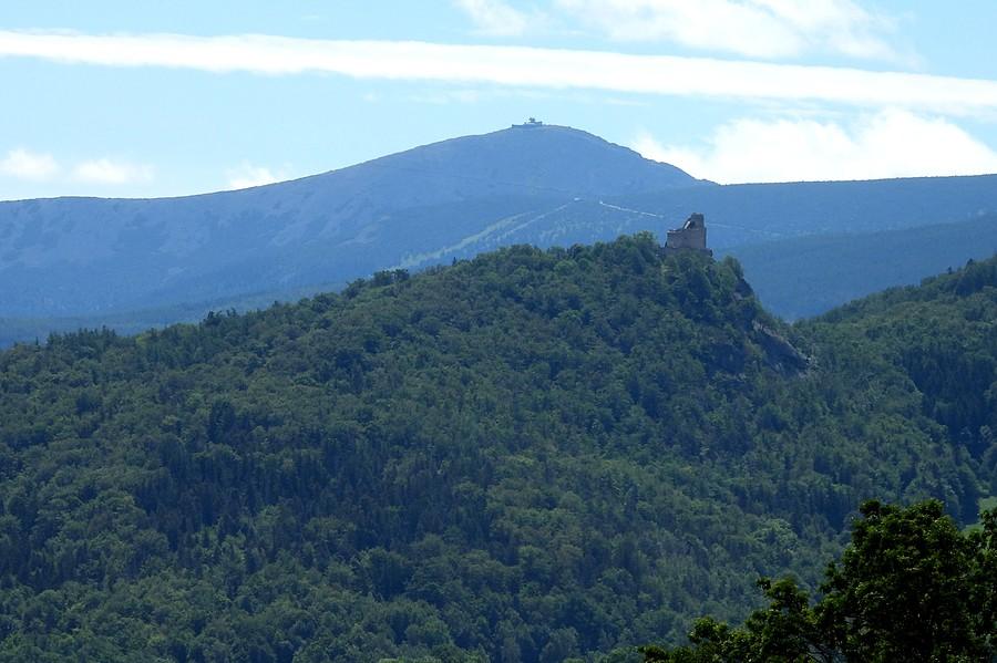 Chojnik ze Śnieżką w tle