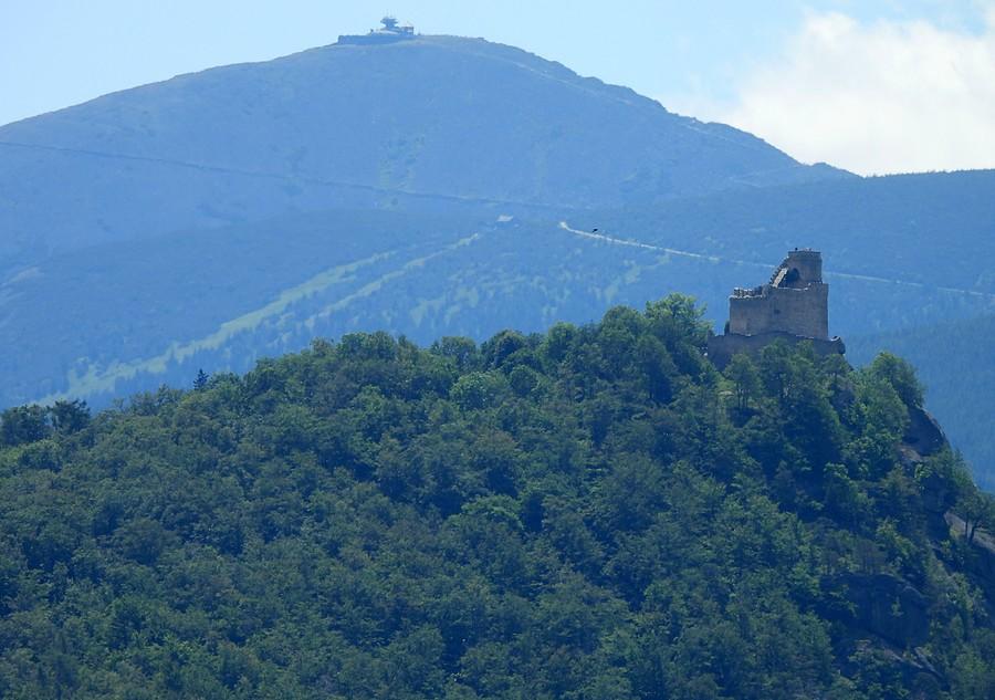 Śnieżka górująca nad Chojnikiem
