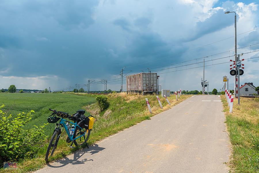 Kochanowice, linia kolejowa D29-61, szlak Lisów - Kochanowice, a w tle nadciągająca burza.