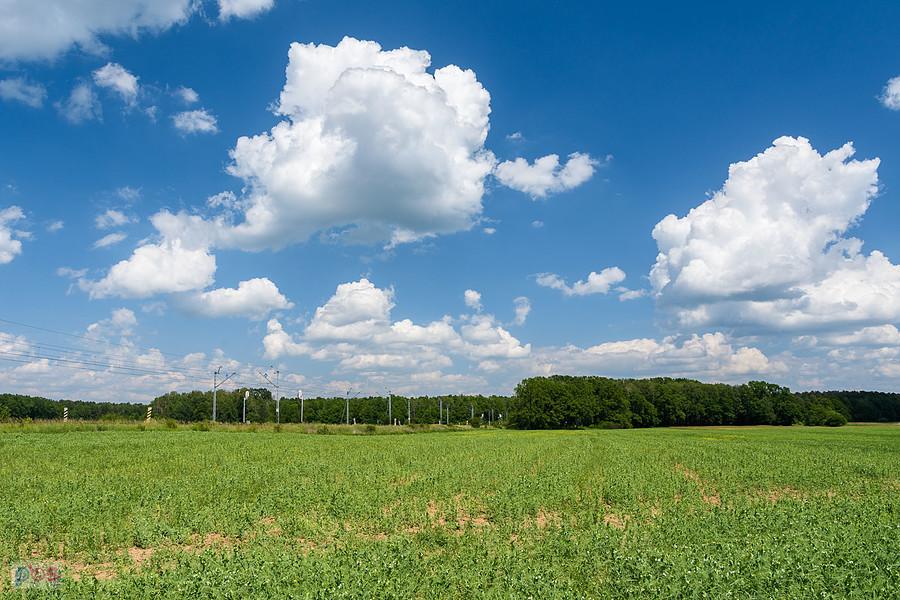 Kochanowice, pogodne niebo za plecami