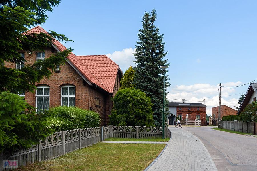 Ul. Piaskowa w miejscowości Hadra