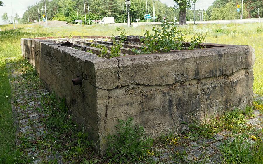 Panzerwerk Pz.W 875. Blok zapory drogowej odsłoniety podczas przebudowy skrzyżowania na DK. 24