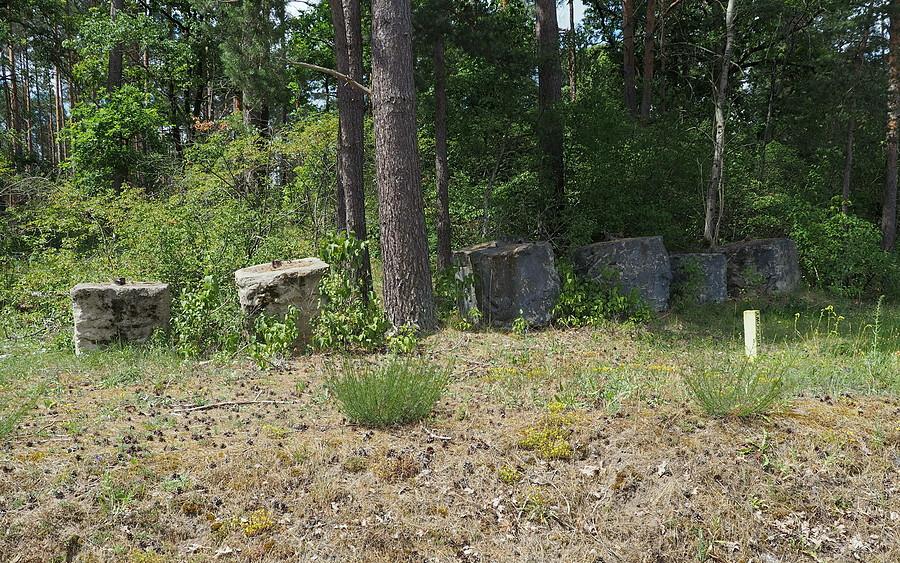 Fundamenty barier odsłonięte podczas przebudowy skrzyżowania DK. 24