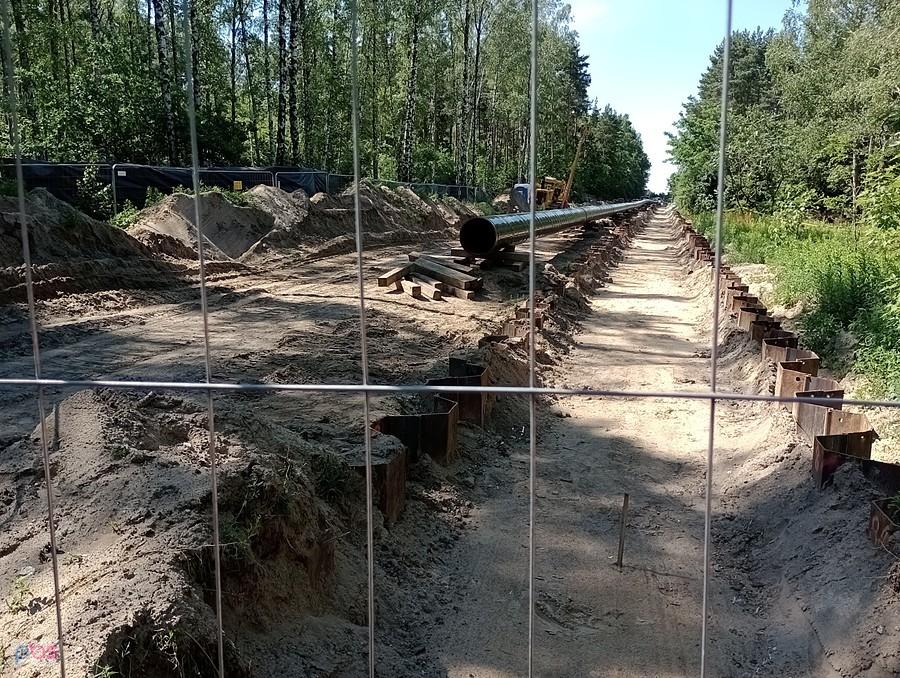Tu położyli już rury, teraz zrobili kolejne wykopy pod kolejne rury
