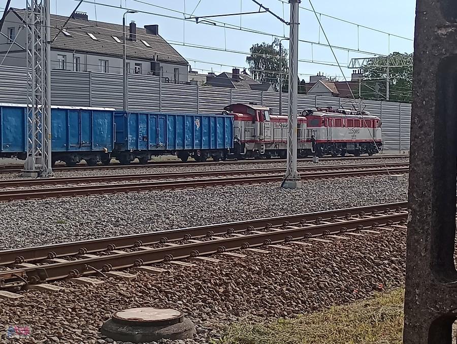 Pociąg towarowy na przejeździe w Ożarowie