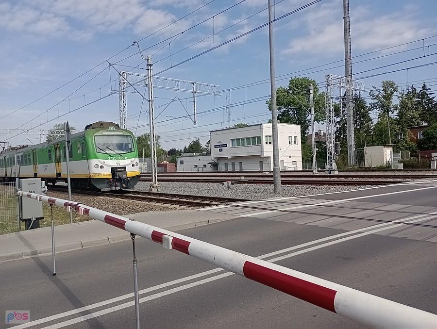 I pociąg osobowy na tym samym przejeździe