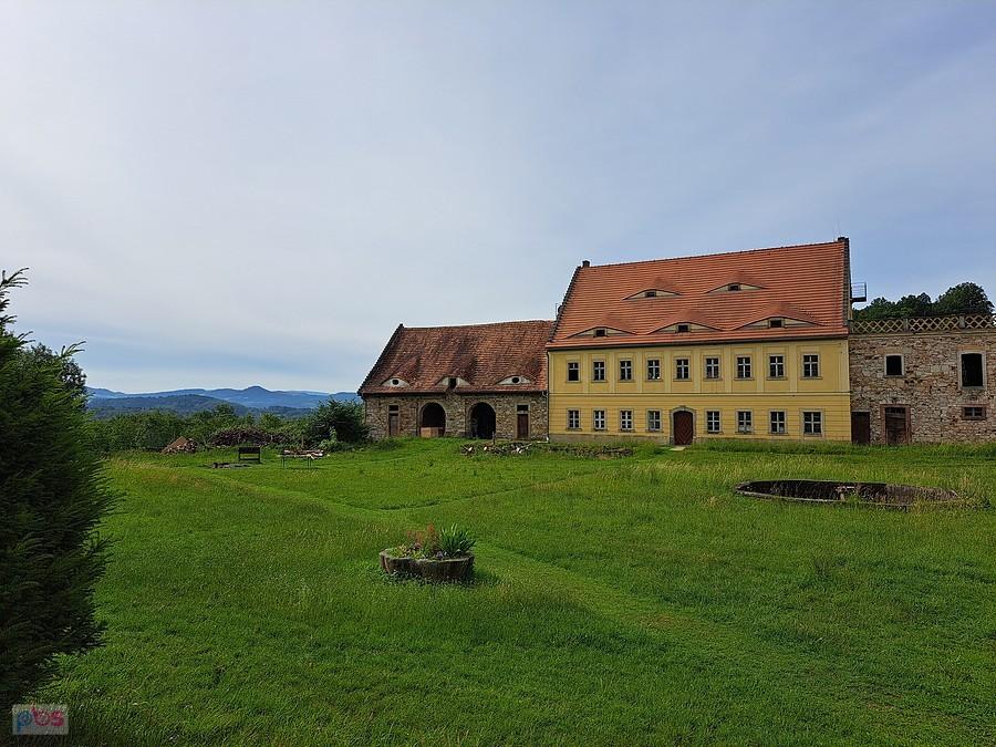 Zabudowania gospodarcze obok pałacu Lenno
