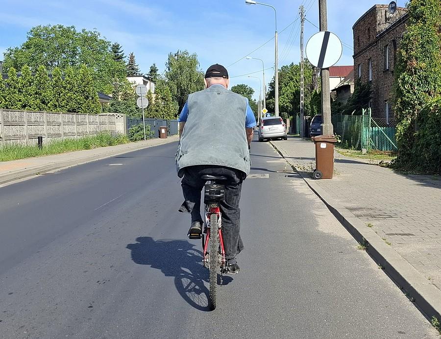 Dziadek mnie wyprzedził pędząc 30+. I to... bez pedałowania :)