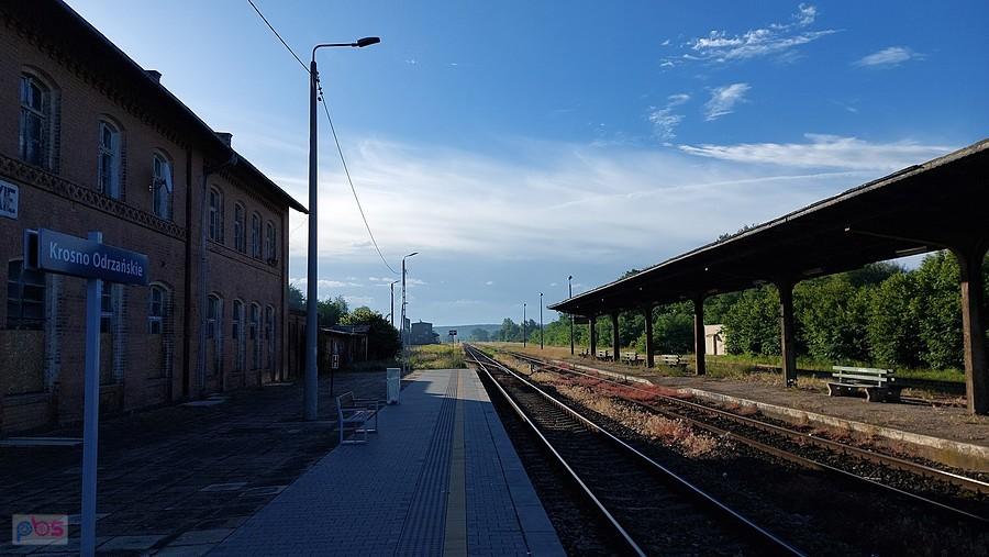 Dworzec kolejowy w Krośnie Odrzańskim o poranku