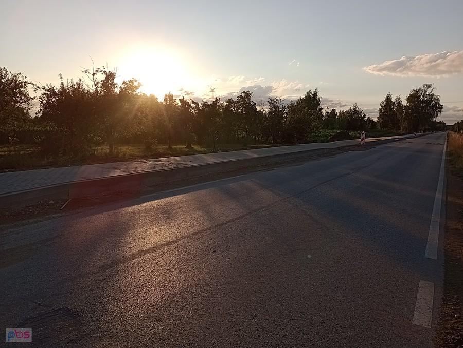 Nowy chodnik przy drodze Zielonki-Lipków. Pewnie, o zgrozo, będzie połączony z ddr. Oby nie