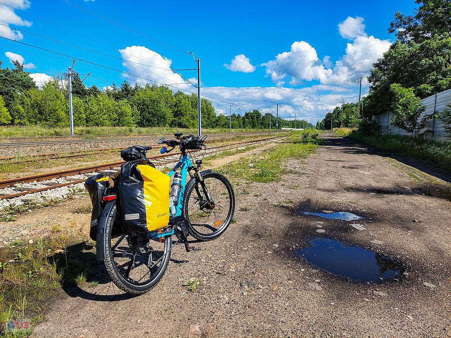 Cube w transportowej roli na gruntowej drodze za stacją w Poraju
