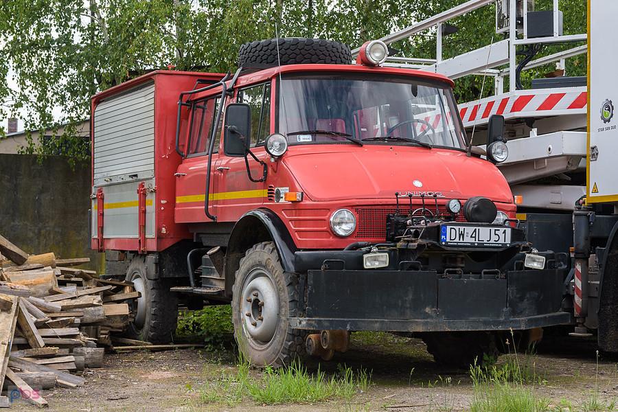 Zabytkowy już Unimog 406 w wersji PSD obok stacji w Siewierzu