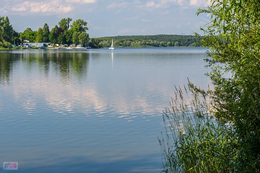 Zalew Przeczyce widziany z brzegu w miejscowości Tuliszów