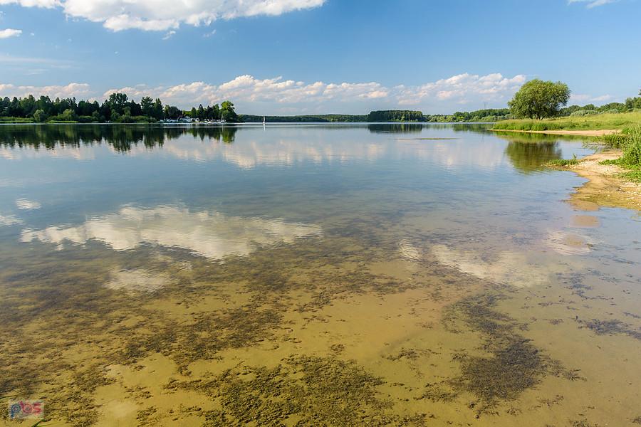 Zalew Przeczyce widziany z brzegu w miejscowości Tuliszów