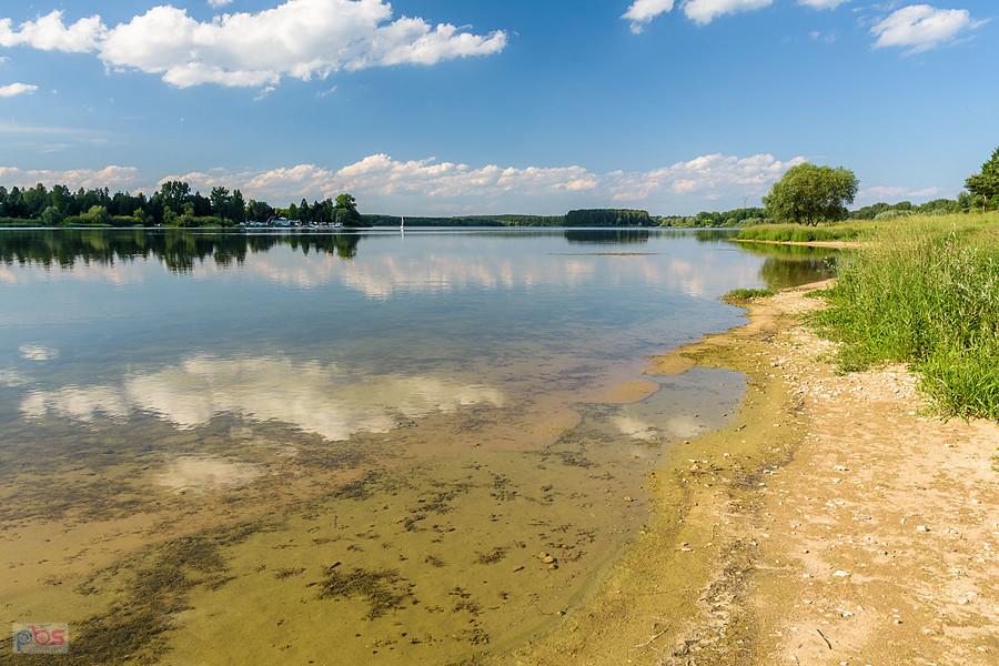 Zalew Przeczyce widziany z brzegu w miejscowości Tuliszów