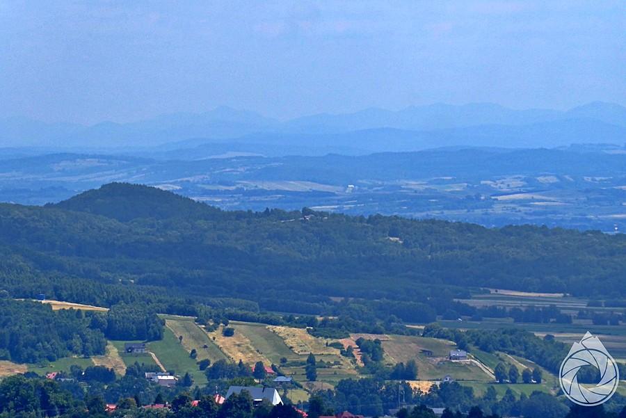 z widokowej nad Korczyną - Góra Chełm a za nią korona Bieszczadów
