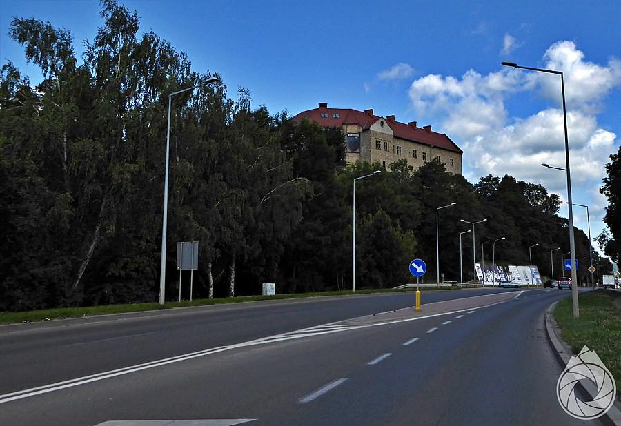 muzeum Beskińskiego góruje nad obwodnicą Sanoka