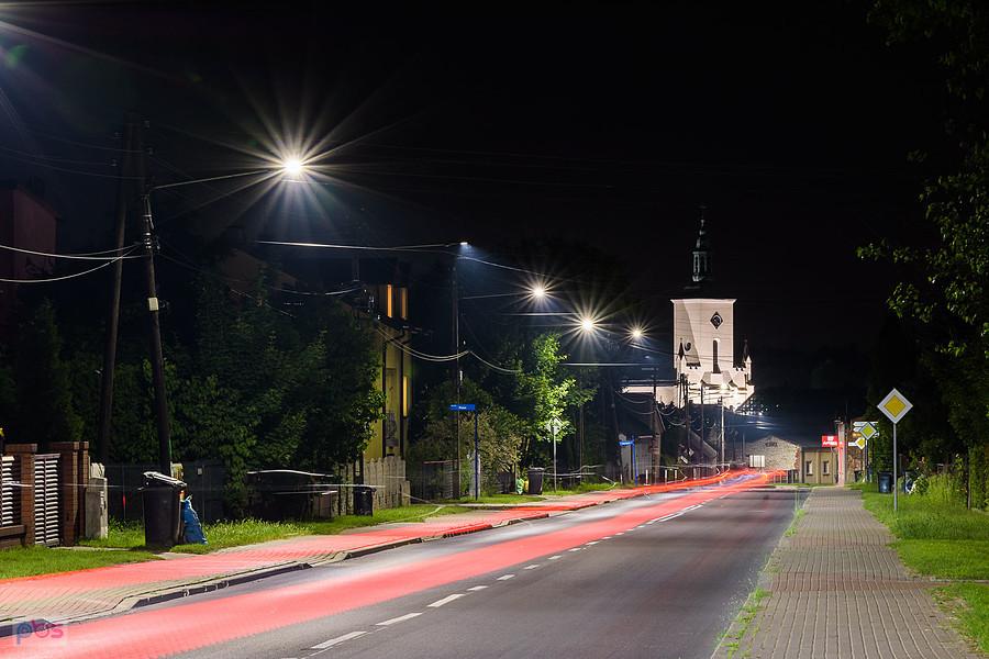 Ul. Stanisława Moniuszki (DW 793) - Żarki, w oddali kościół Świętych Szymona i Judy Tadeusza