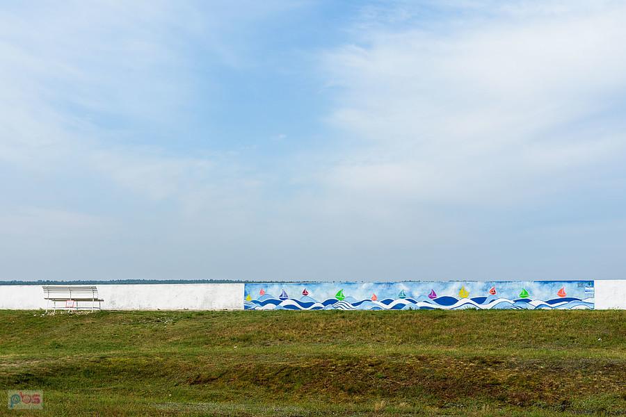 Mural na murku zbiornika wodnego w Poraju