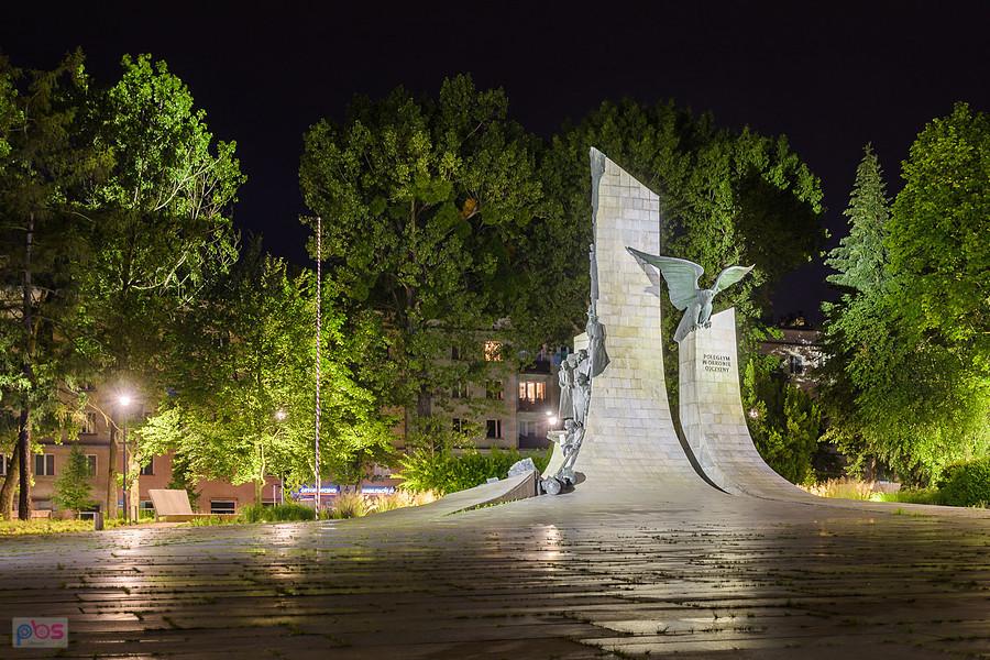 Plac Pamięci Narodowej po północy - Częstochowa