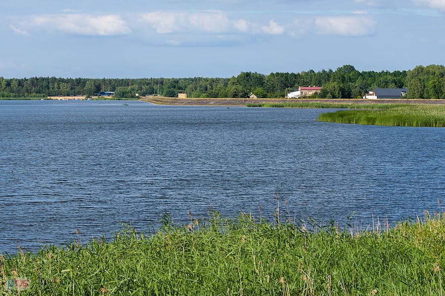 Zbiornik wodny "Poraj" widziany z południowego brzegu w pobliżu Kuźnicy Starej.