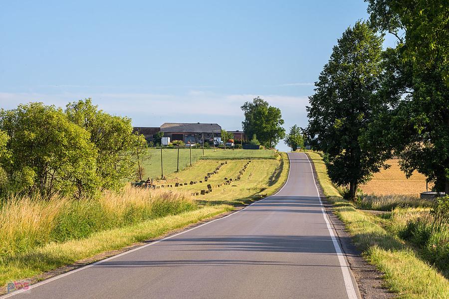 Cynków, po prawej stronie wśród drzew znajduje się zabytkowy drewniany kościół Św. Wawrzyńca.