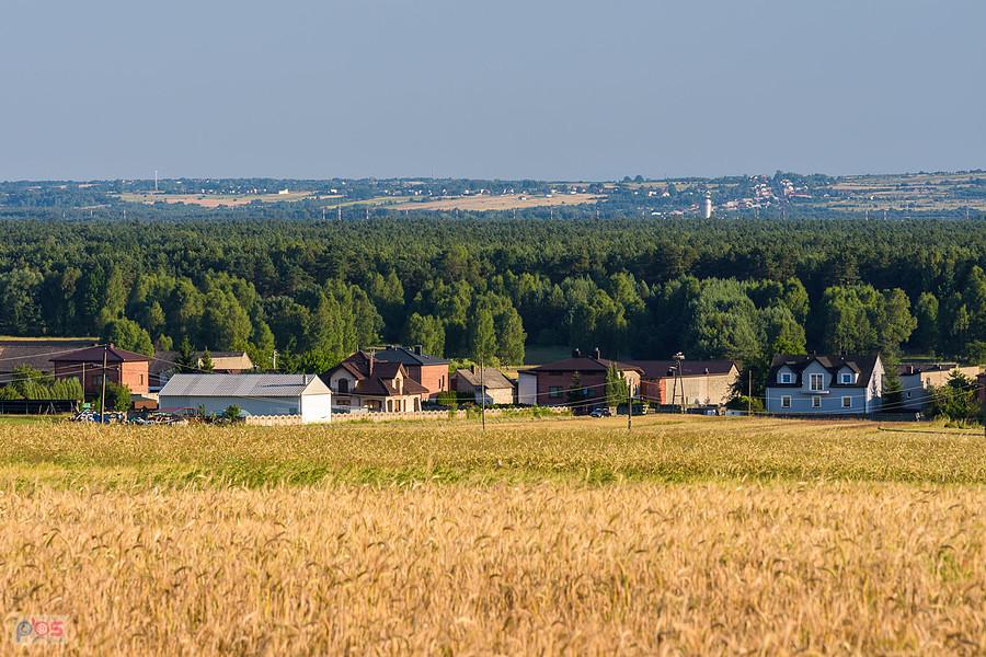 Cynków, widać wieżę kontrolną lotniska Pyrzowice
