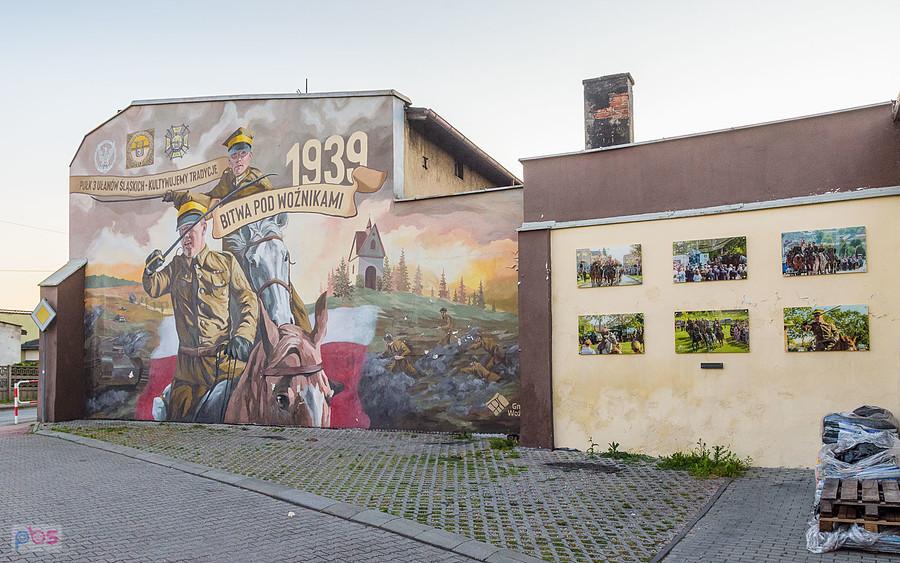 Mural upamiętniający Bitwę pod Woźnikami przy skrzyżowaniu ulic Dworskiej i Koziegłowskiej