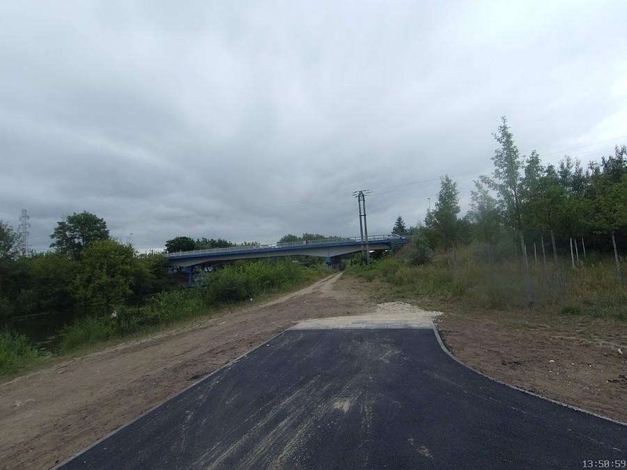 Zakończenie drogi rowerowej wzdłuż kanału. Kobiałka