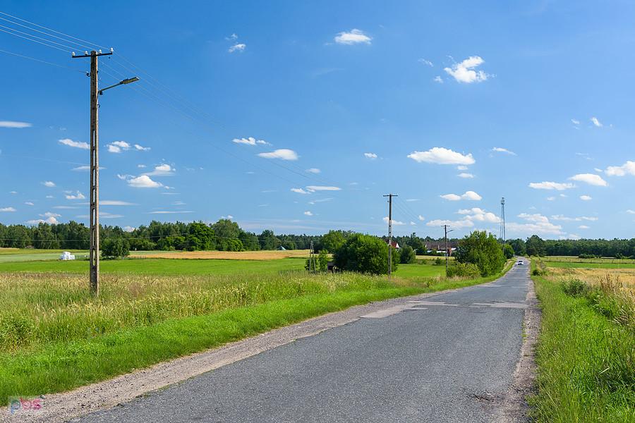Kochanowice, ul. Wiejska już za przejazdem.